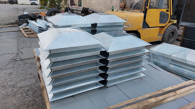 Колпак для забора с площадкой под фонарь 